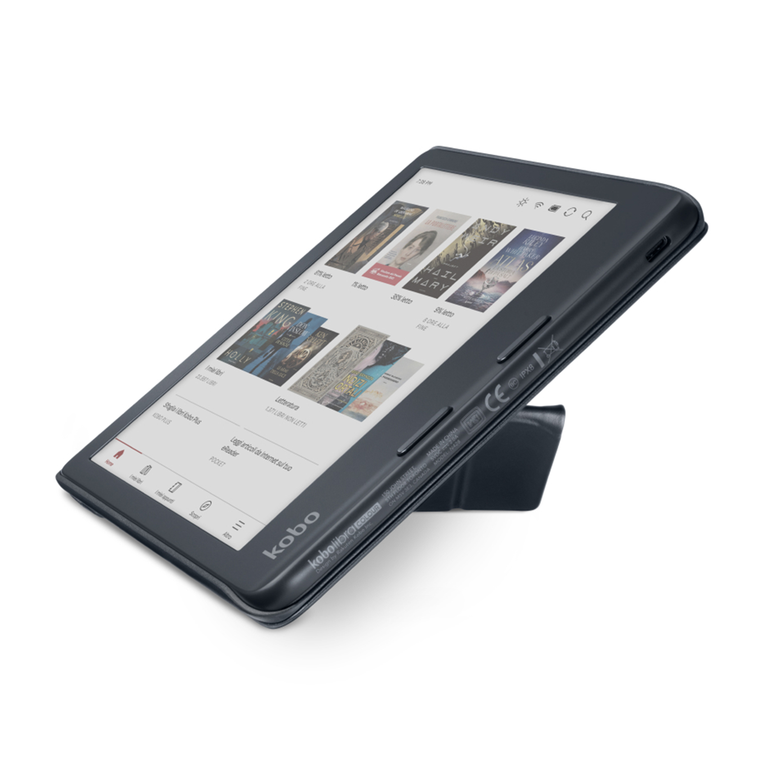 Un e-reader Kobo è aperto, mostrando una selezione di libri. Poggia su un supporto, angolato.