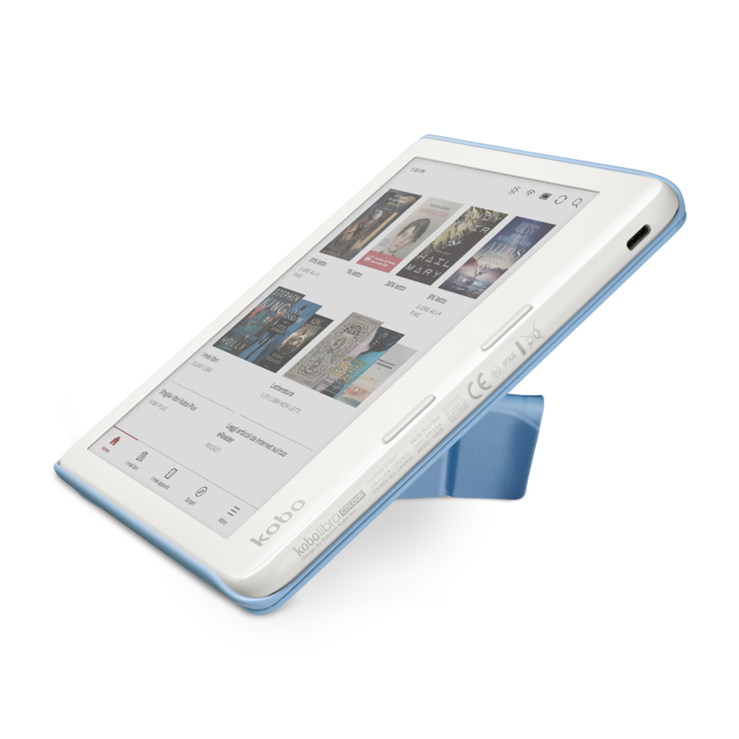 E-reader bianco e blu su supporto blu, inclinato. Lo schermo mostra copertine di libri.
