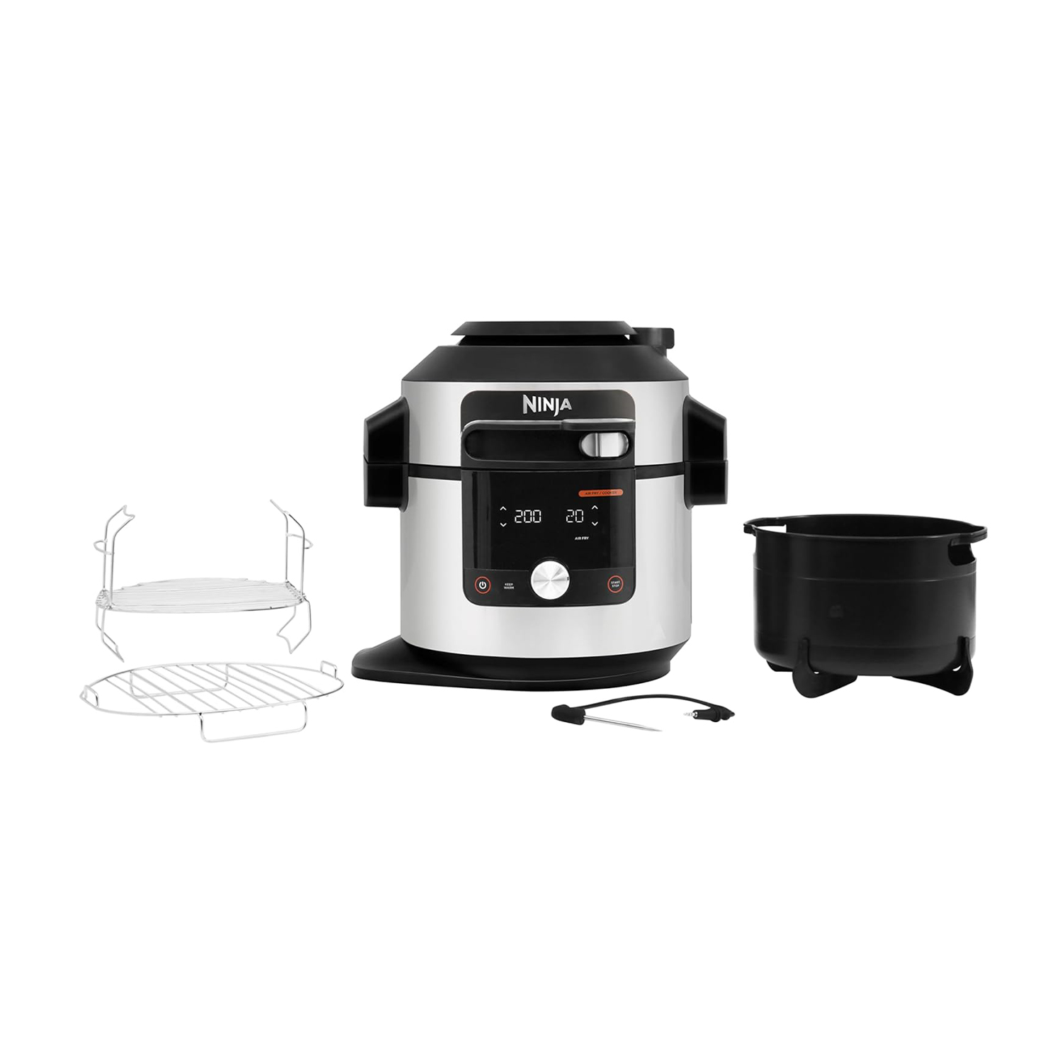 Un multicooker Ninja con accessori, isolato su bianco. È argento e nero.