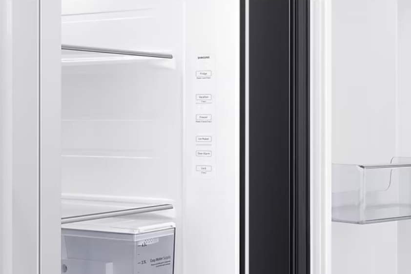 Otwarta biała lodówka z półkami, szufladami i panelem sterowania z białym tekstem. Logo Samsung.