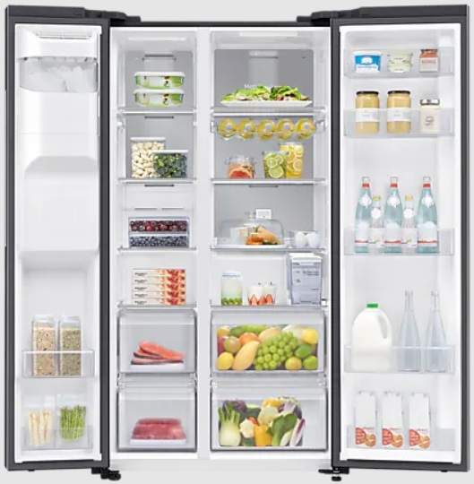 Otwarta lodówka typu side-by-side z różnymi produktami spożywczymi w środku.