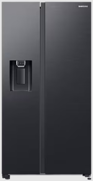 Czarna lodówka Samsung side-by-side. Posiada dozownik wody i dwoje drzwi. Powierzchnia jest ciemna.