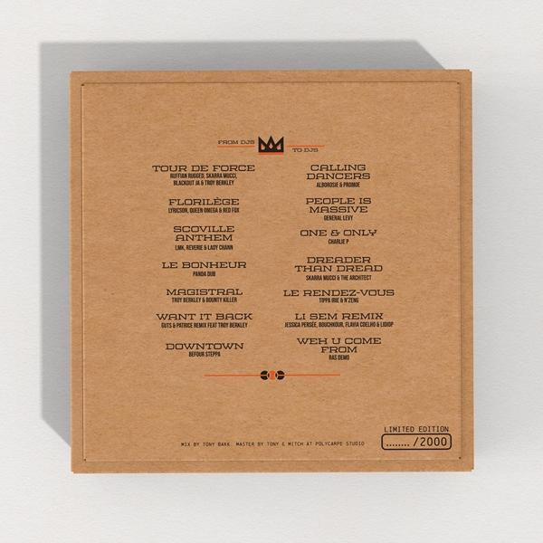 Ein quadratischer Karton mit Titelliste und Text, 'FROM DJS TO DJS' und 'LIMITED EDITION'.