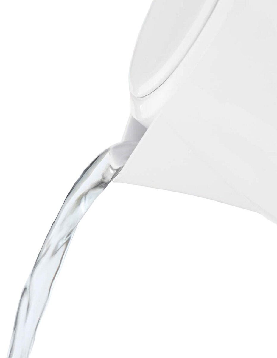 Woda wylewająca się z białego dzbanka na białym tle.