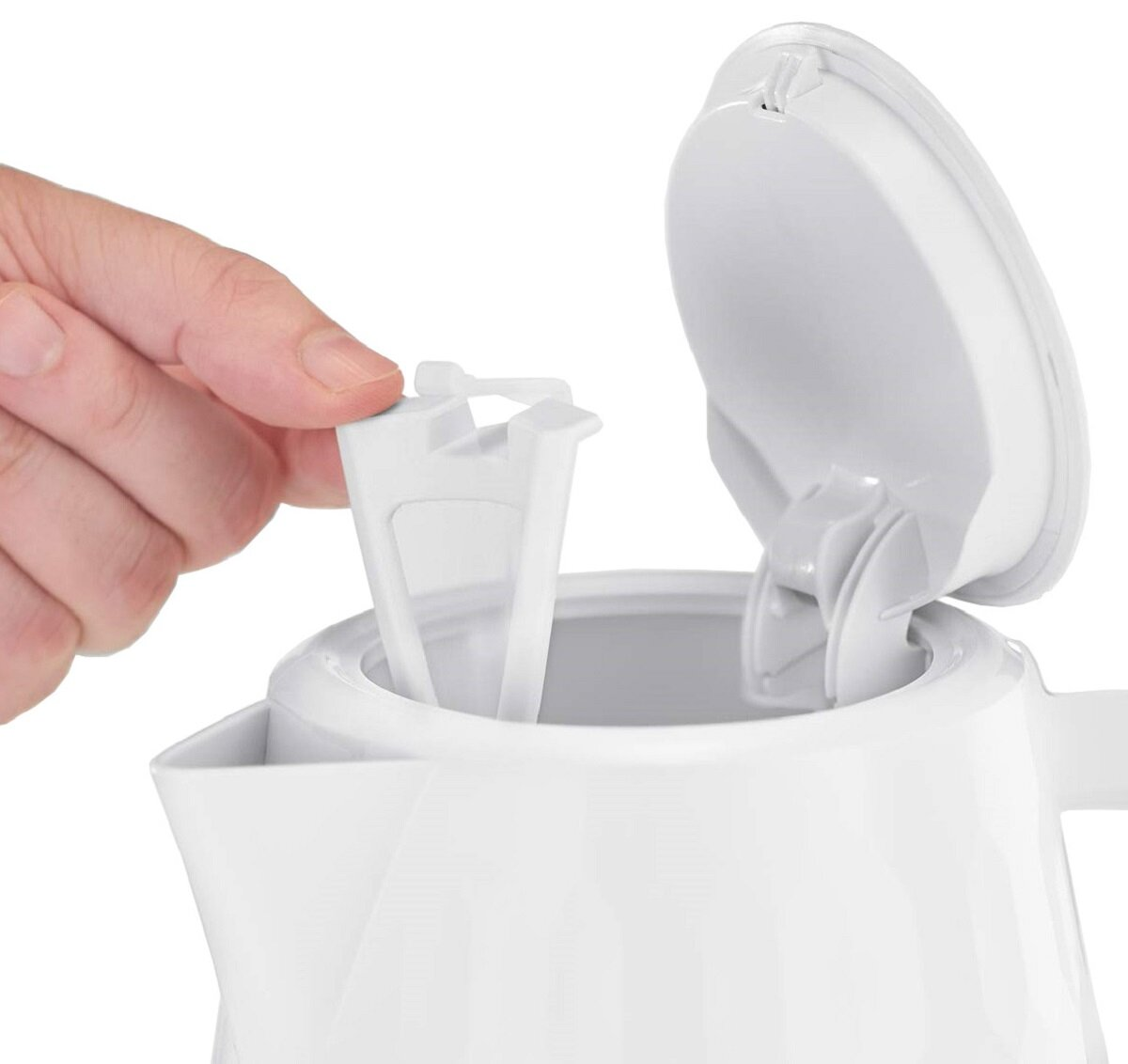 Ręka wkładająca filtr do białego czajnika elektrycznego, z otwartą pokrywą.