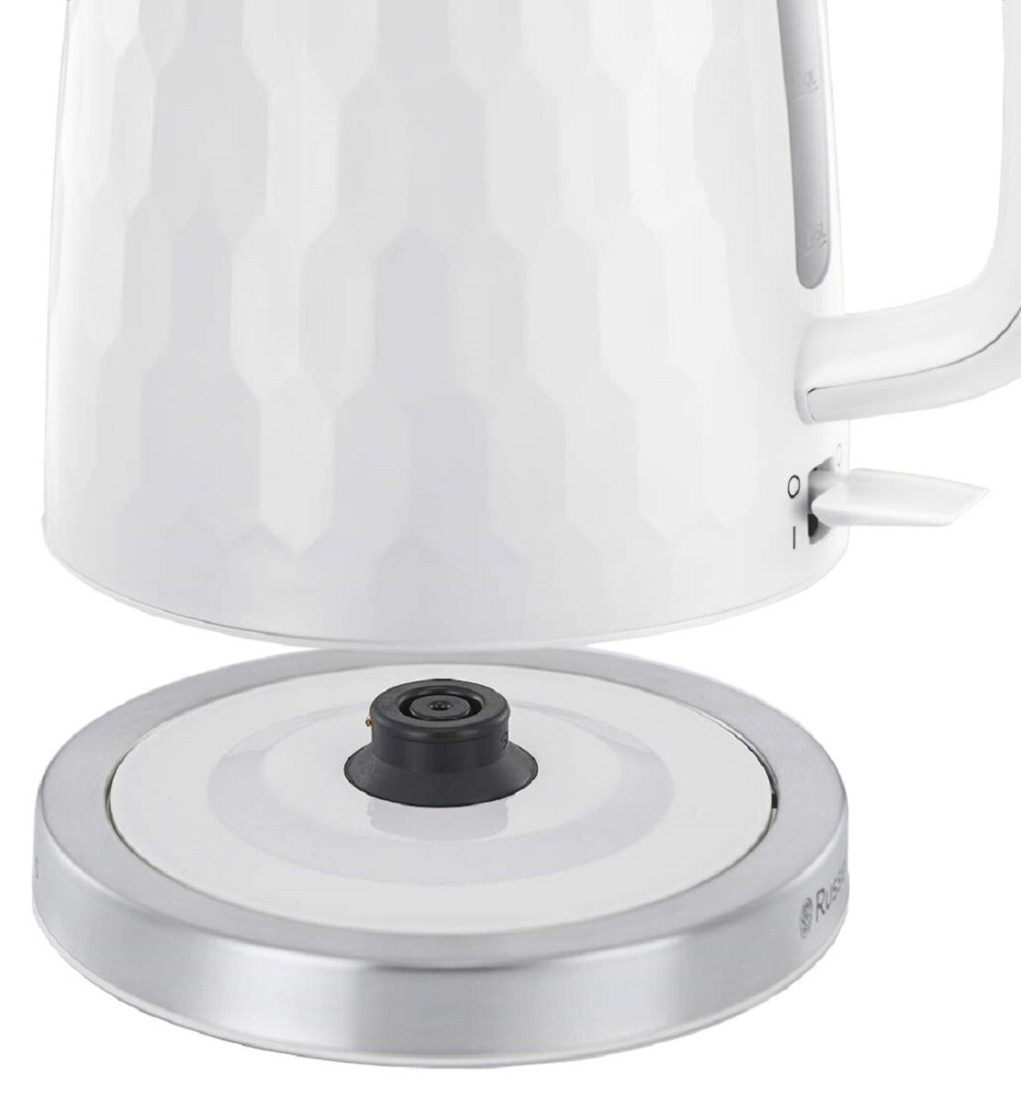 Biały czajnik elektryczny z geometryczną fakturą i czarną podstawą, odłączony. Białe tło.