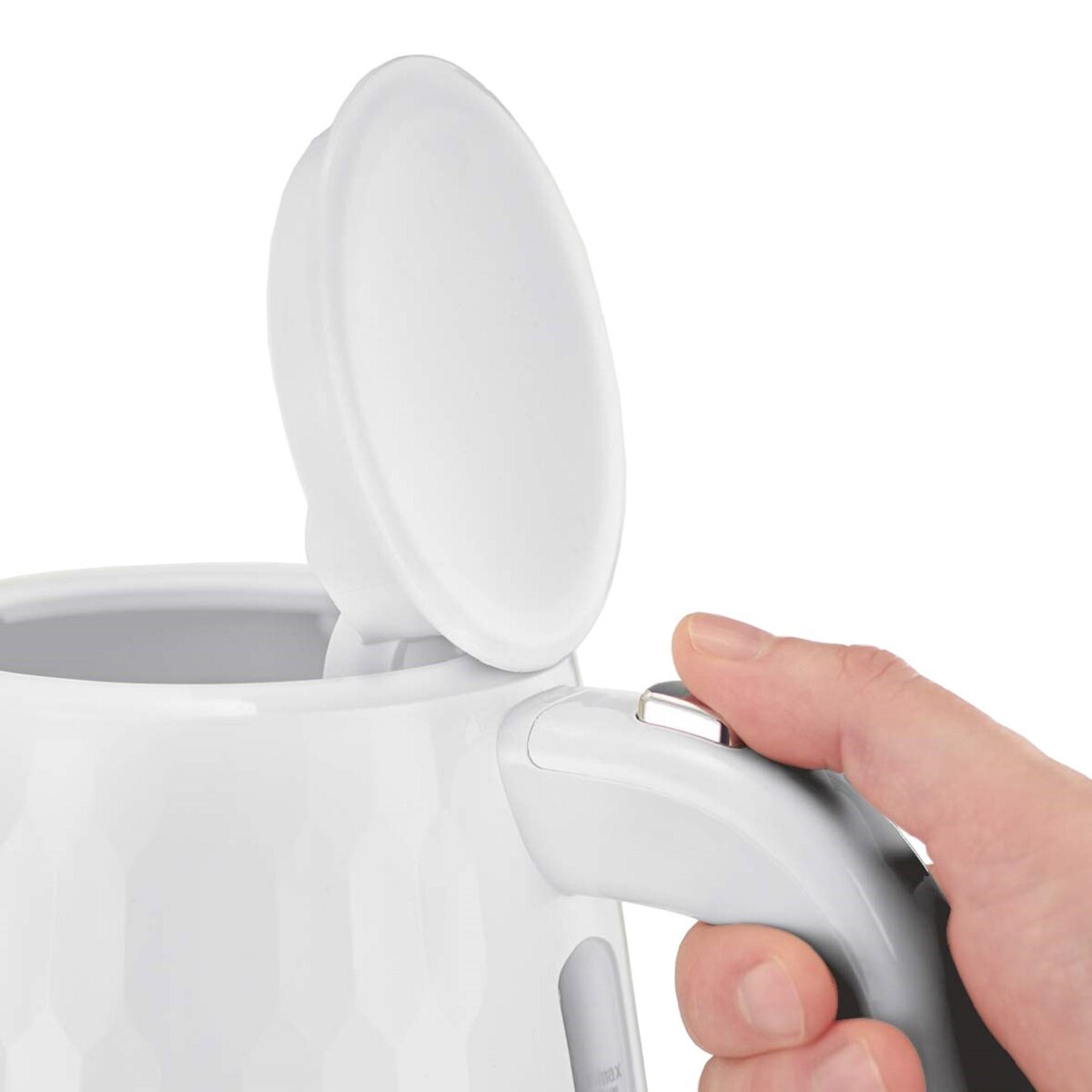 Biały czajnik elektryczny z otwartą pokrywą. Ręka naciska przycisk.