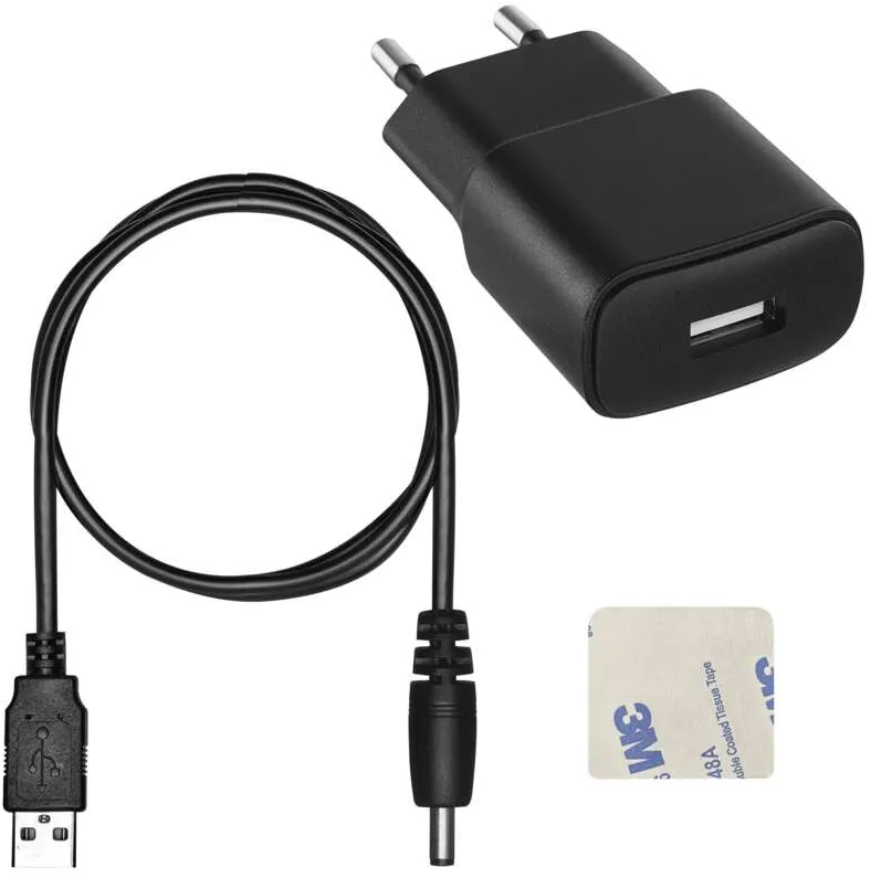 Fekete USB töltő és kábel, 3M matricával. Fehér háttér.