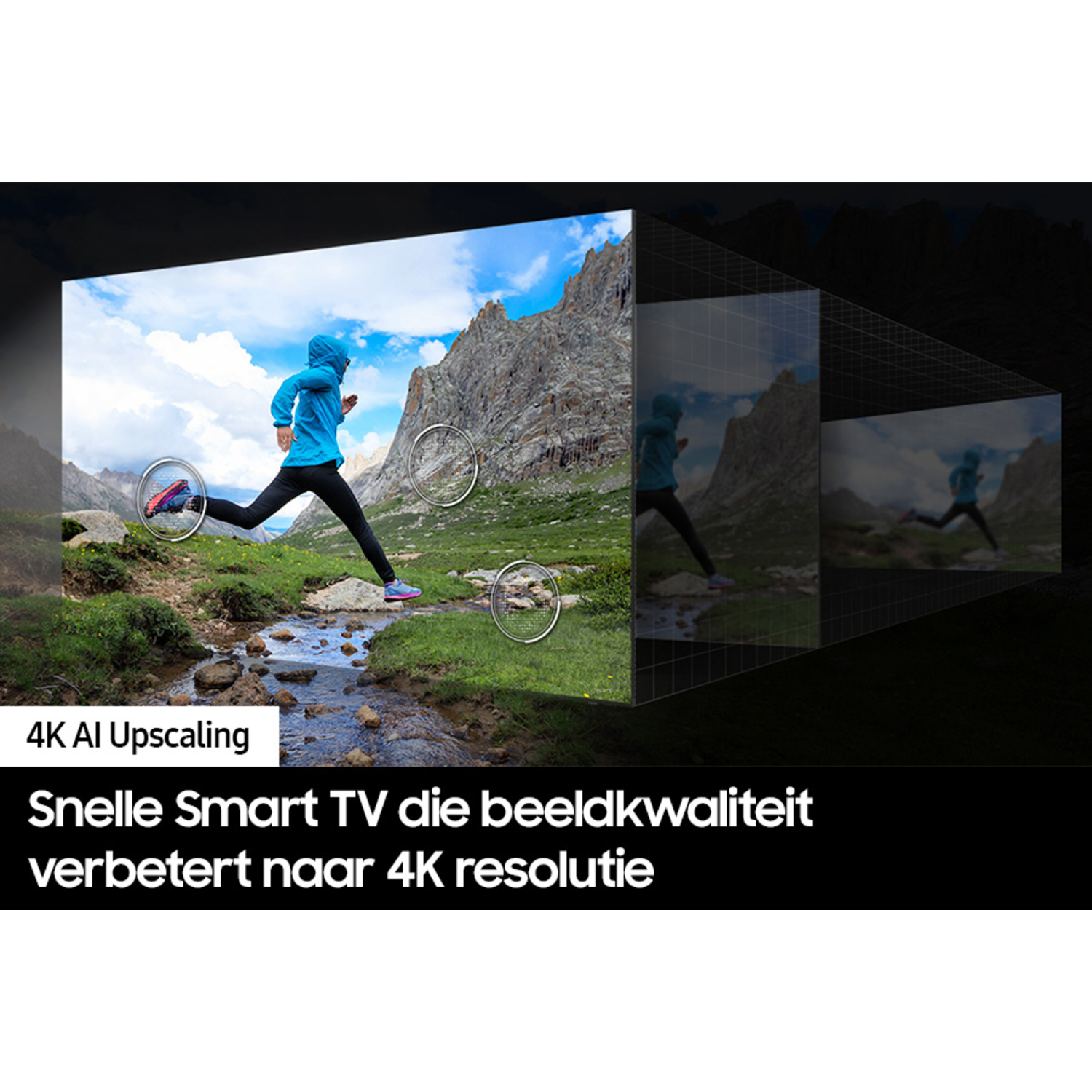 Een man die rent in een blauwe jas op een bergpad, met upscaling beelden op het scherm.