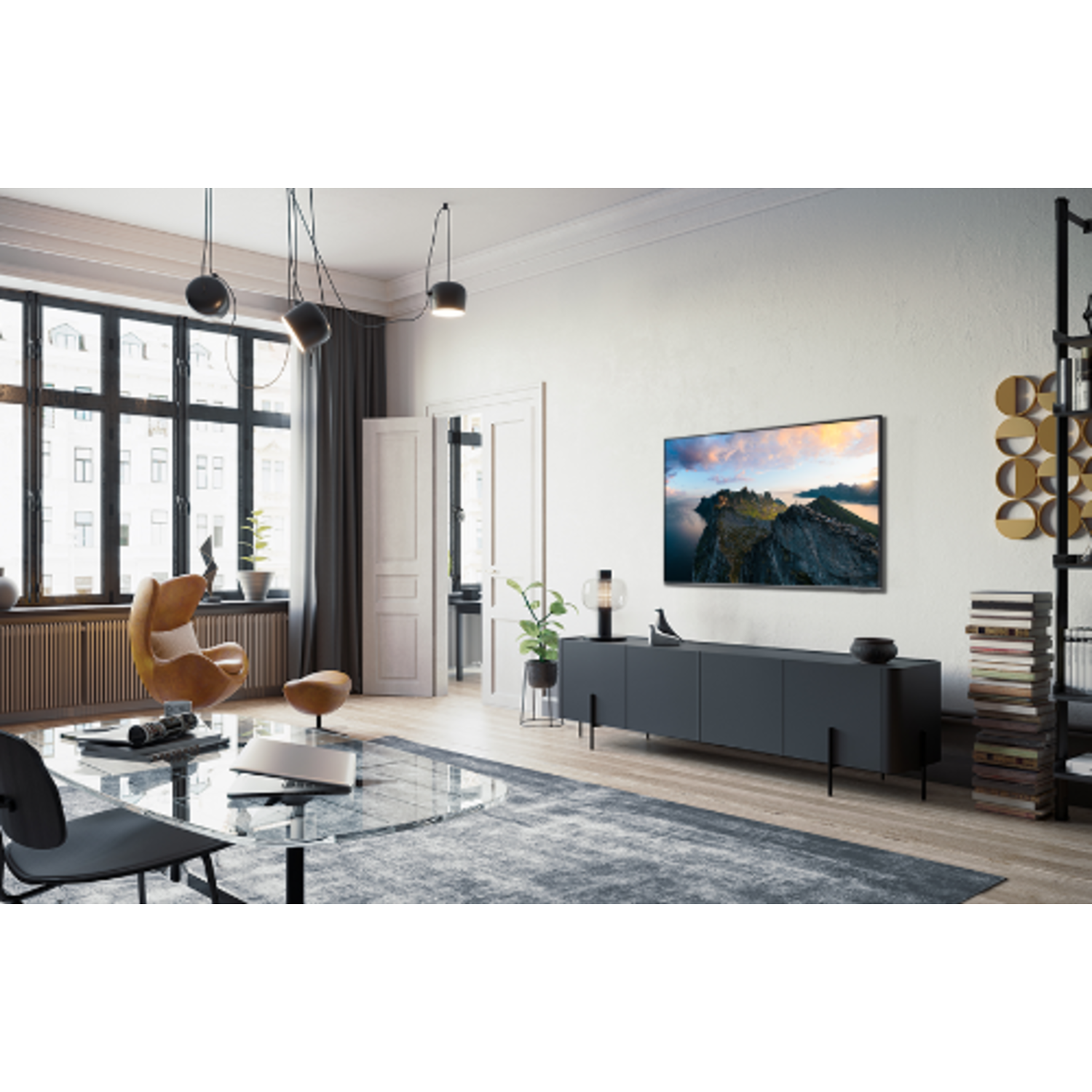 Een moderne woonkamer met een grote tv, een bank en diverse decoratie-elementen.