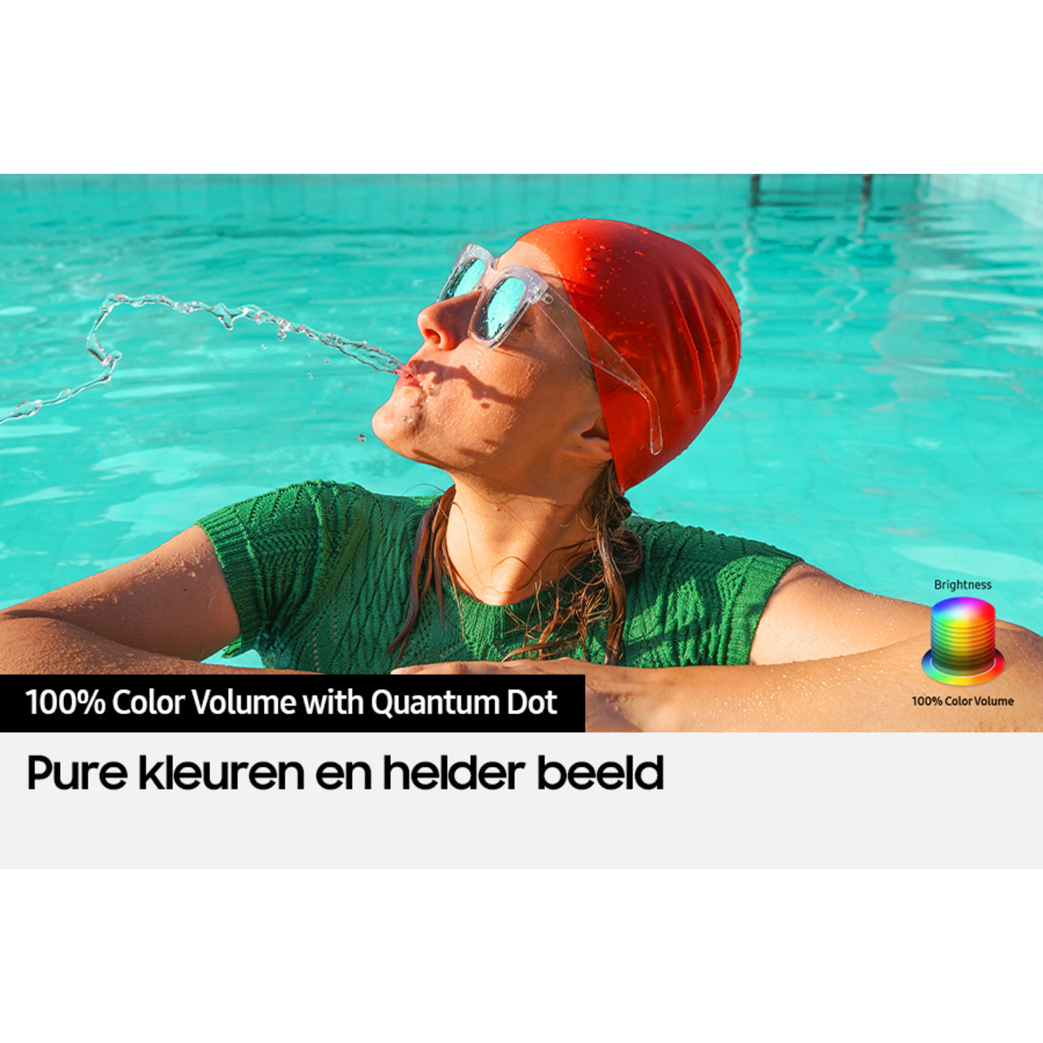Vrouw in zwembad, rode badmuts en zonnebril, water komt uit haar mond.