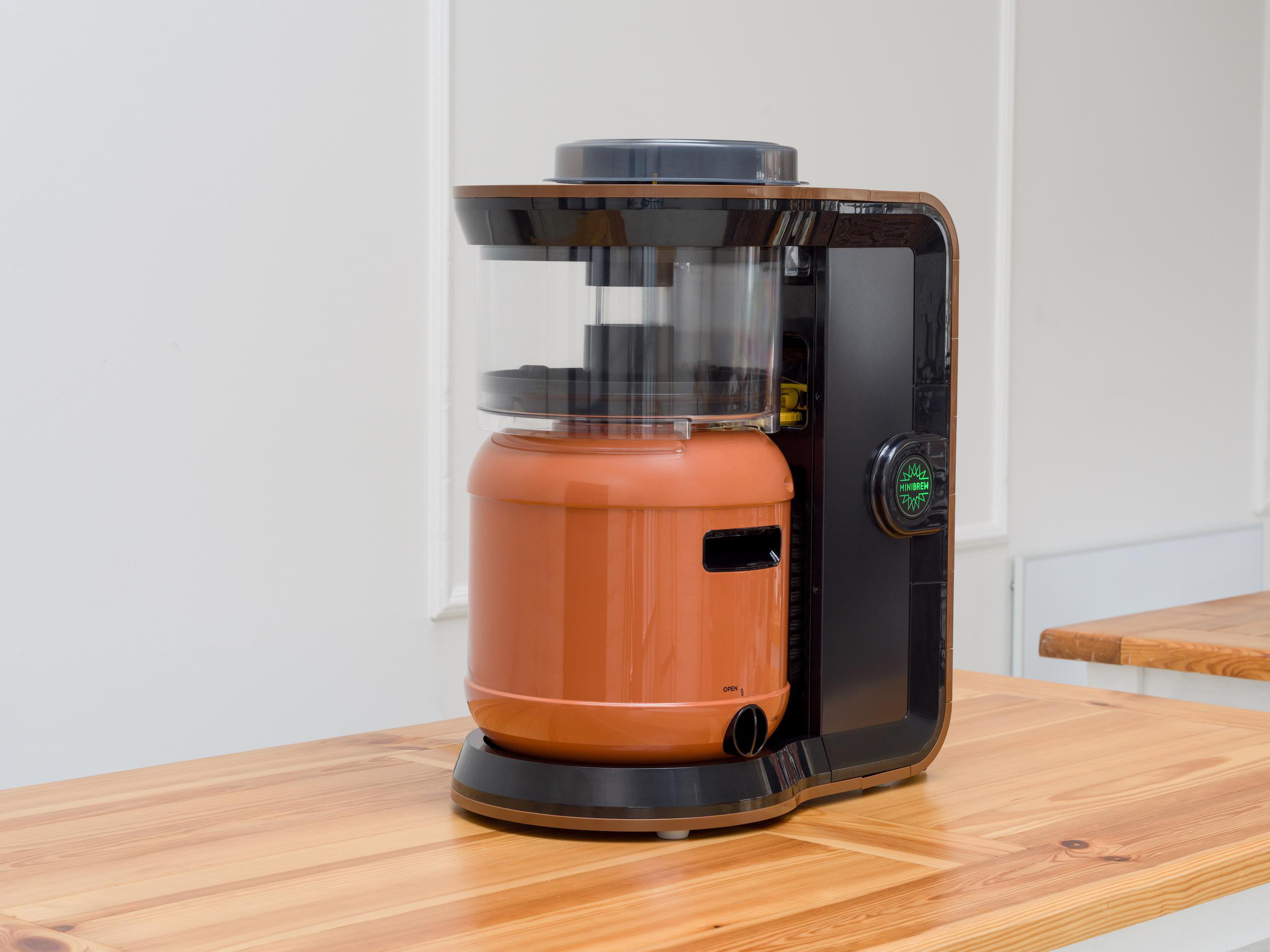 Eine Kaffeemaschine auf einem Holztisch.