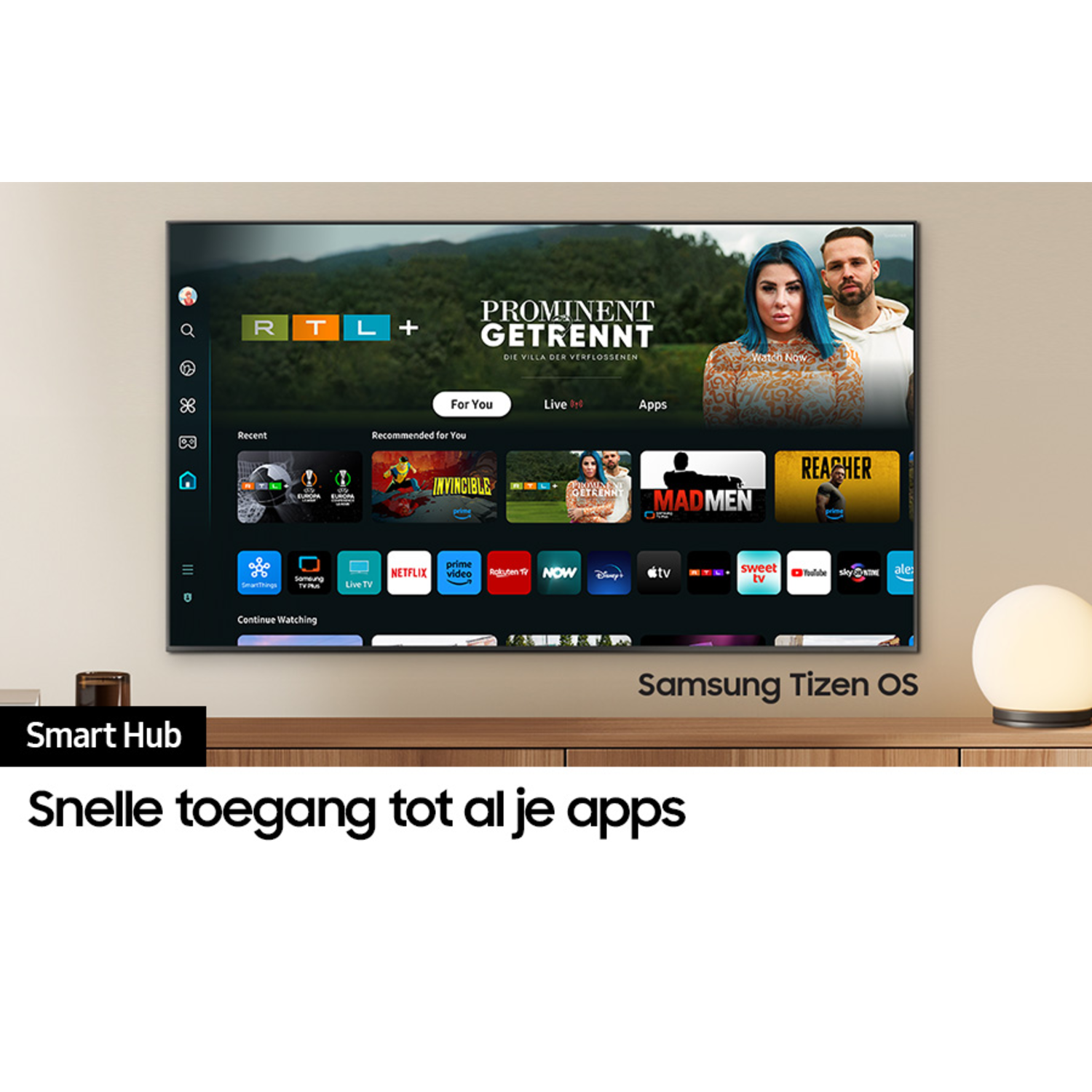 Een tv-scherm met een media-interface met tekst en logo's. Samsung Tizen OS is zichtbaar.