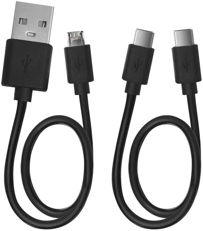 Fekete USB kábelek. Egy USB-A-val, egy micro-USB-vel, kettő USB-C-vel.