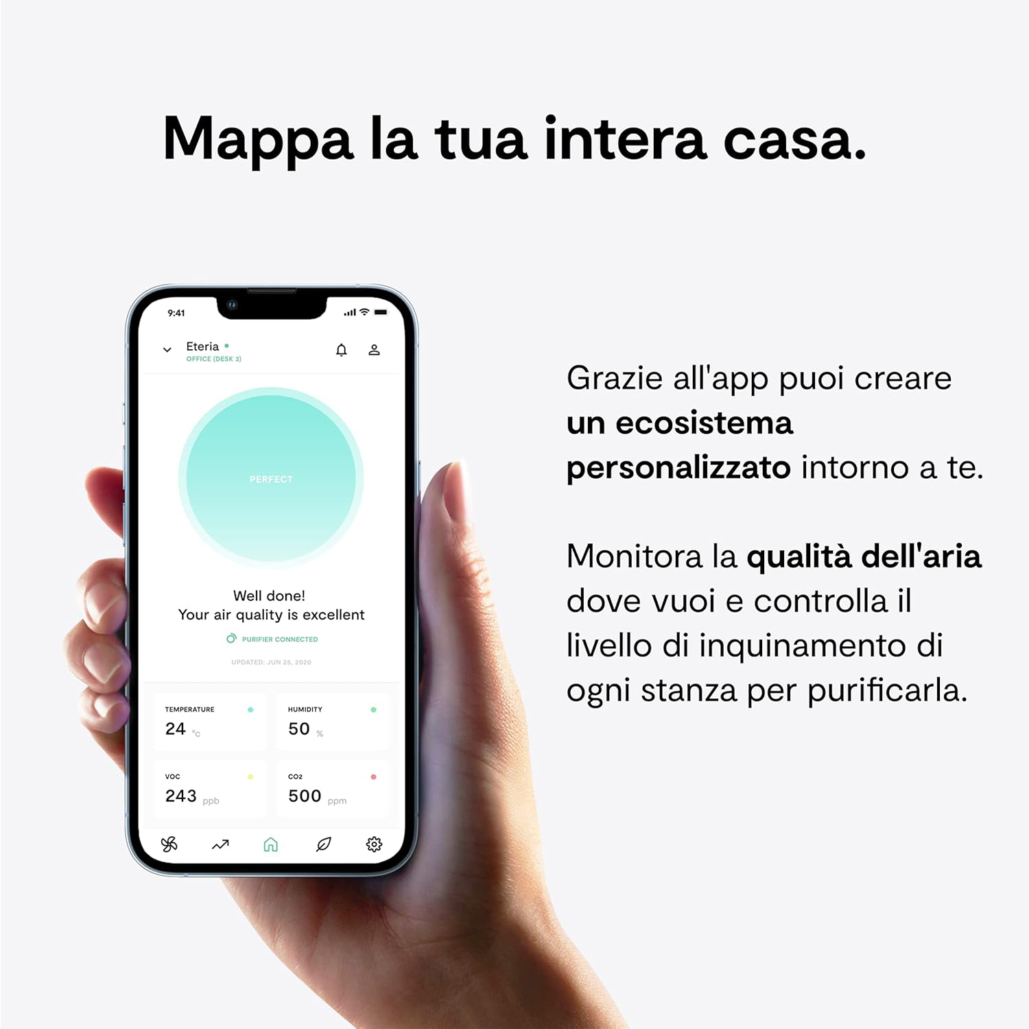 Una mano che tiene uno smartphone che mostra un'app con letture della qualità dell'aria.
