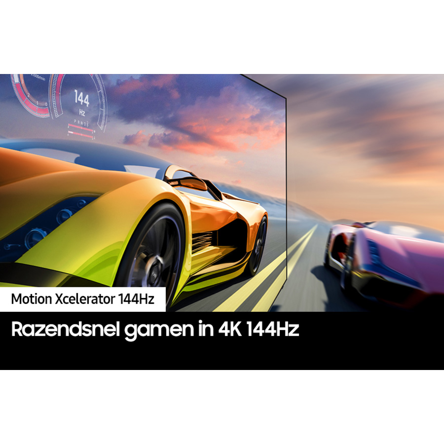 Een gaming monitor met een racegame, een auto en tekst eronder.
