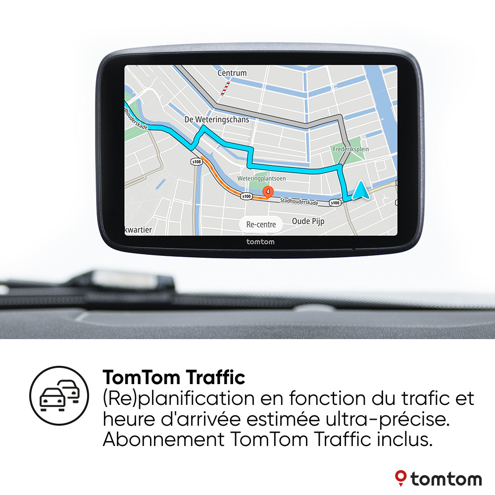 Appareil GPS affichant une carte routière. Un tableau de bord de voiture est visible au premier plan.