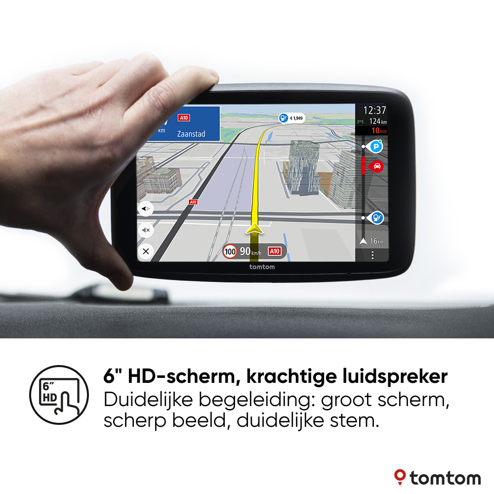 Een persoon die een TomTom GPS vasthoudt met een kaart en navigatiedetails.