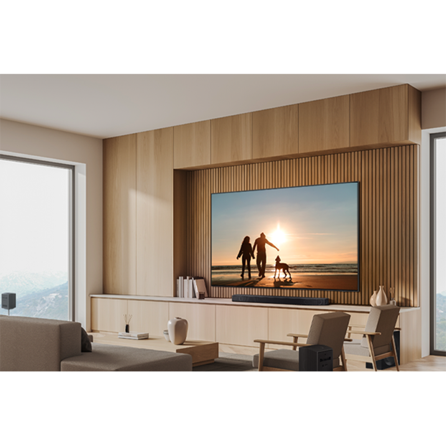 Woonkamer met een grote tv, een hond en een stel bij zonsondergang.
