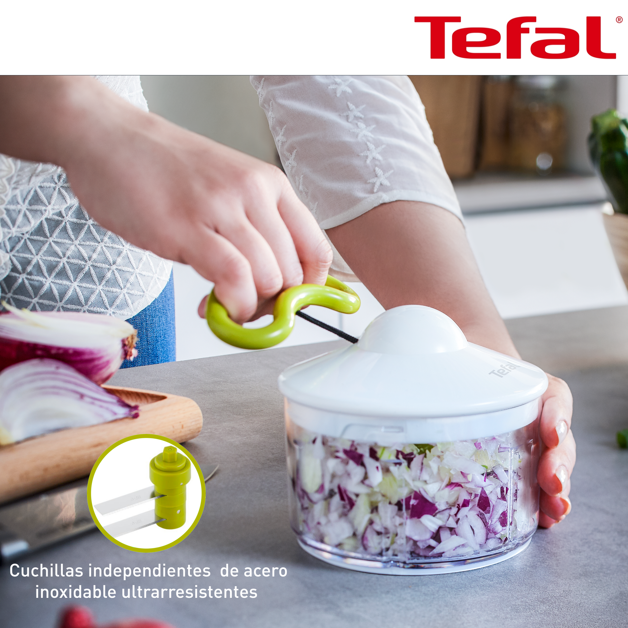 Una persona cortando verduras con un picador Tefal, mostrando las cuchillas y las verduras picadas.