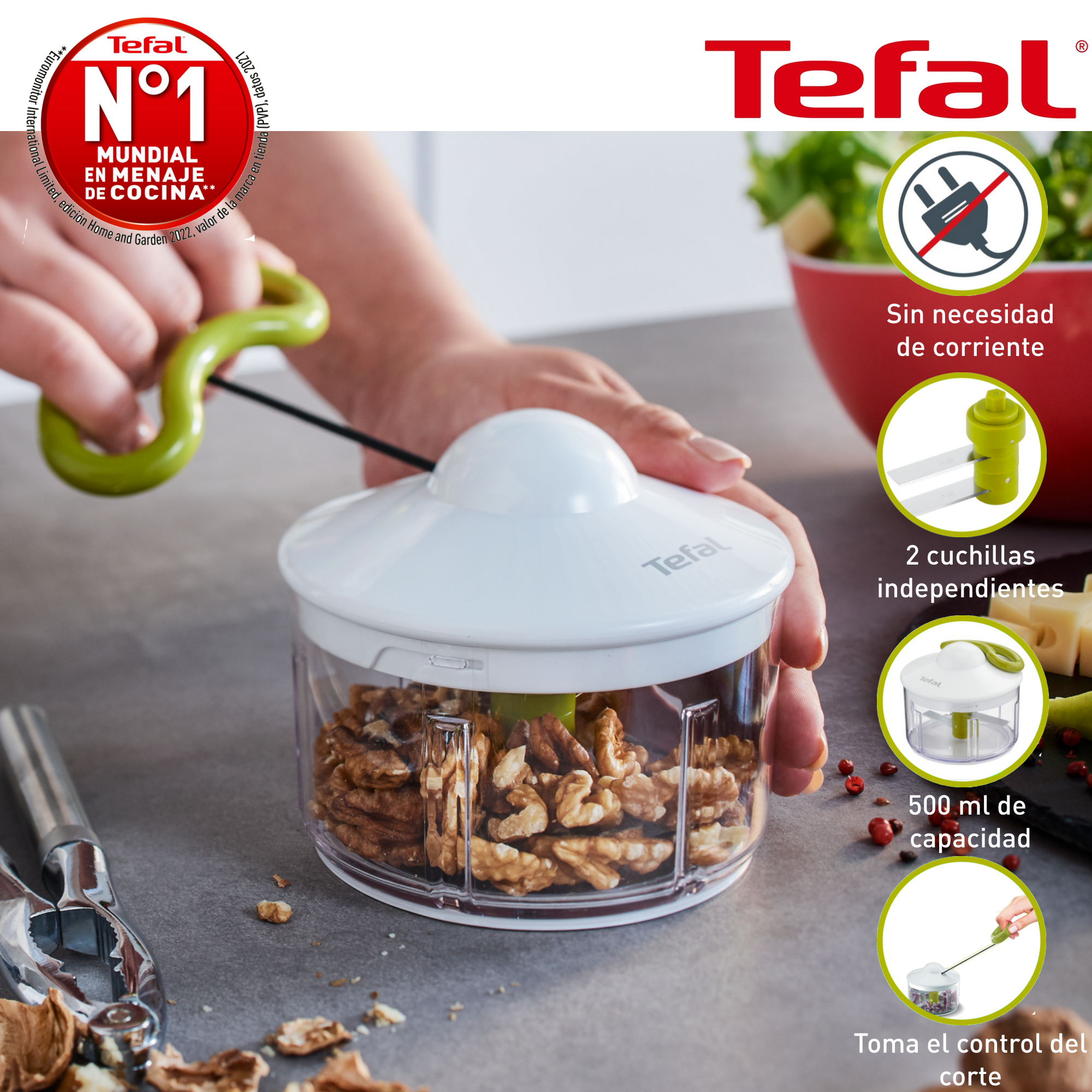 Un picador de alimentos manual blanco y verde con nueces en el interior, junto con texto e iconos.