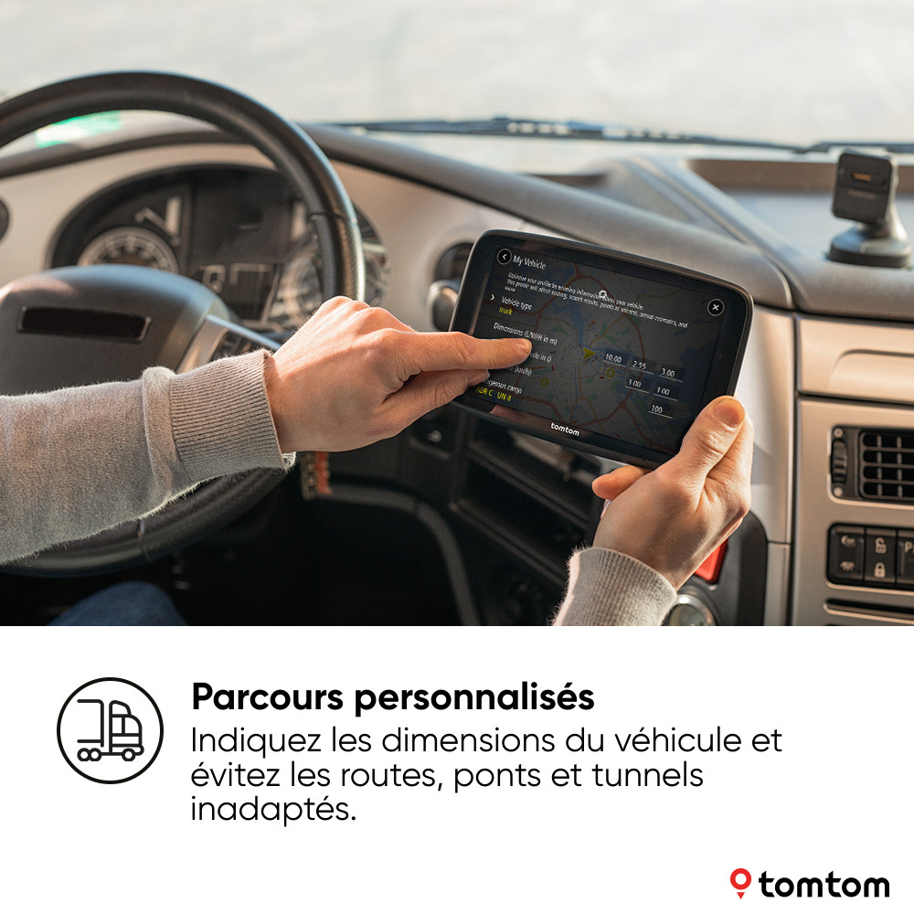 Une main utilisant un appareil GPS TomTom à l'intérieur d'un véhicule.