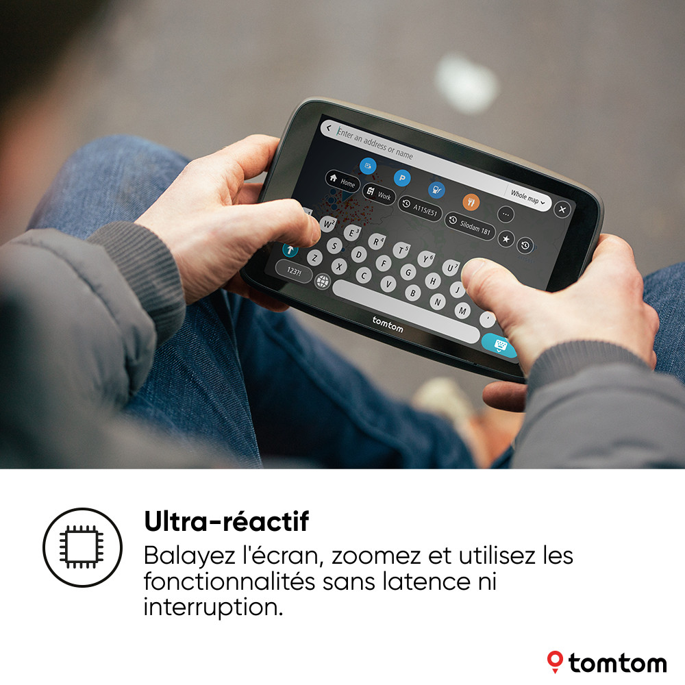 Personne tenant une tablette affichant un écran de navigation.