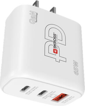 Un adattatore di alimentazione bianco con due porte USB, del marchio SKROSS.