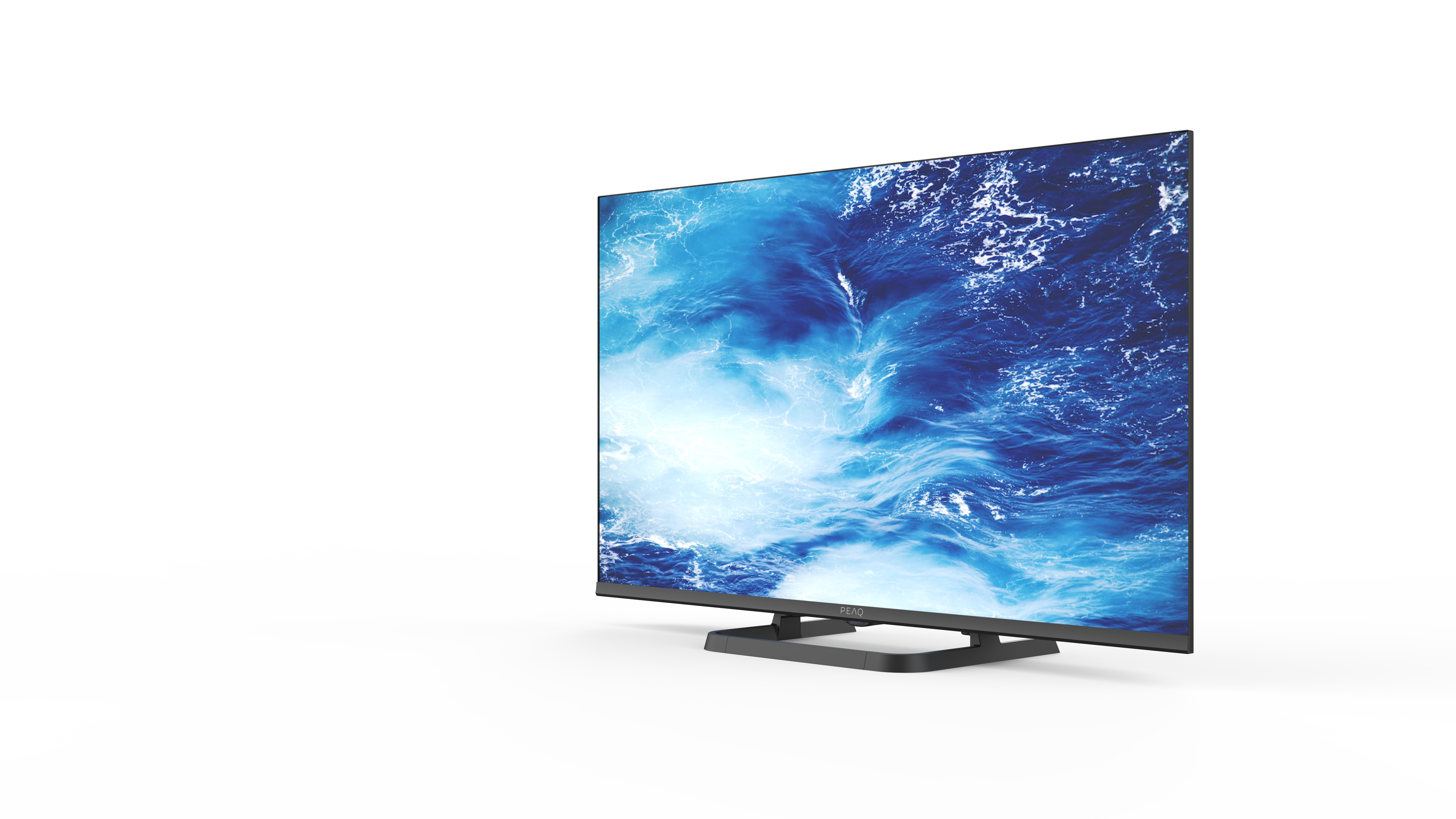 Ein Fernseher, der eine blaue Ozeanszene zeigt, vor weißem Hintergrund. Der Fernseher steht auf einem grauen Ständer.