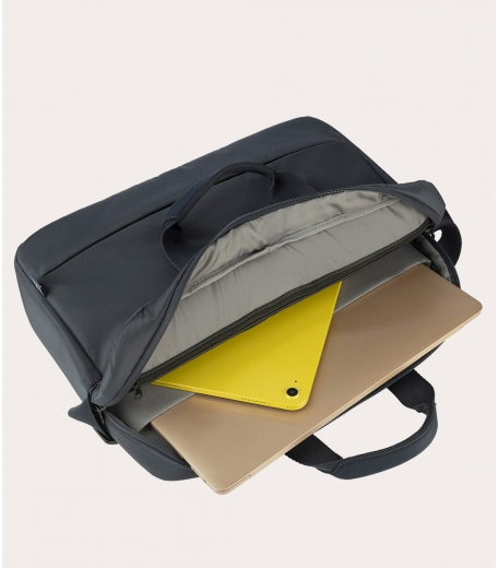Eine blaue Laptoptasche mit einem gelben Tablet und einem Laptop darin.