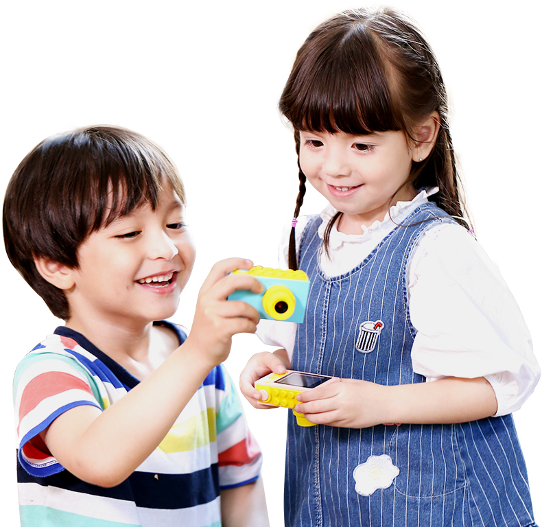 Zwei lächelnde Kinder mit einer Kamera. Ein Junge hält eine gelb-blaue Kamera, ein Mädchen eine weiße.