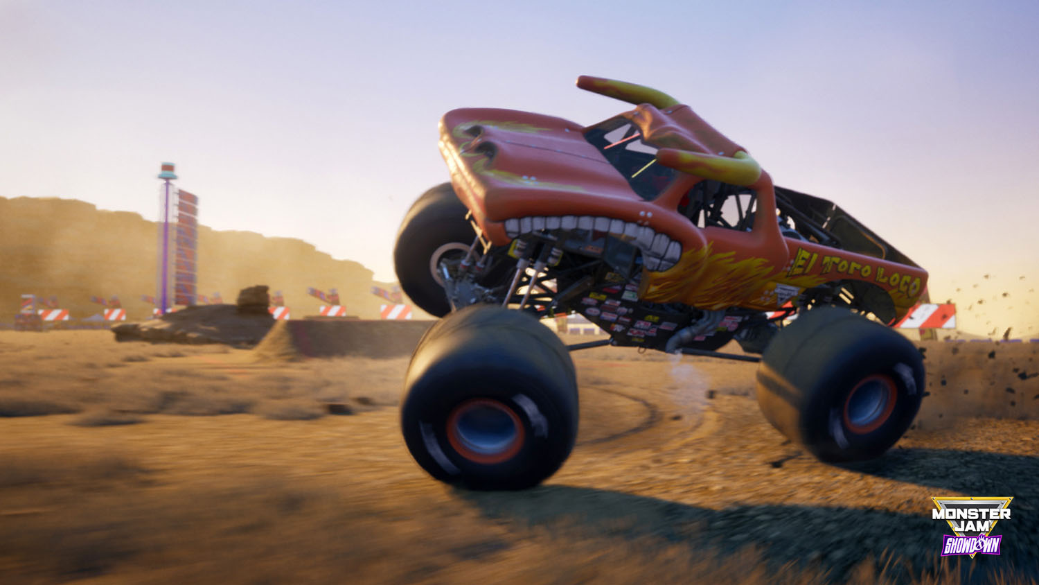 Un monster truck, 'El Toro Loco', saute sur une piste de terre, poussière volante, coucher de soleil.