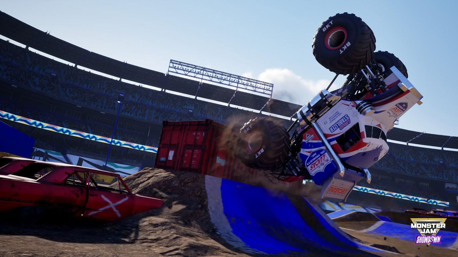 Monster truck en l'air, incliné, au-dessus d'une rampe, avec des sièges de stade en arrière-plan et le logo Monster Jam.