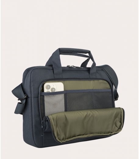 Marineblaue Aktentasche mit offenen Taschen, zeigt ein Handy und Netztasche, auf hellem Hintergrund.