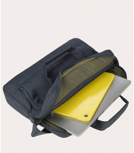 Marineblaue Laptoptasche offen, zeigt ein gelbes Tablet und einen silbernen Laptop darin.