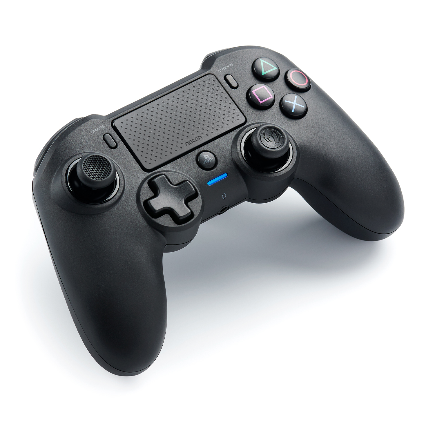 Gamepad nero con pulsanti e pad direzionale, isolato su sfondo bianco.