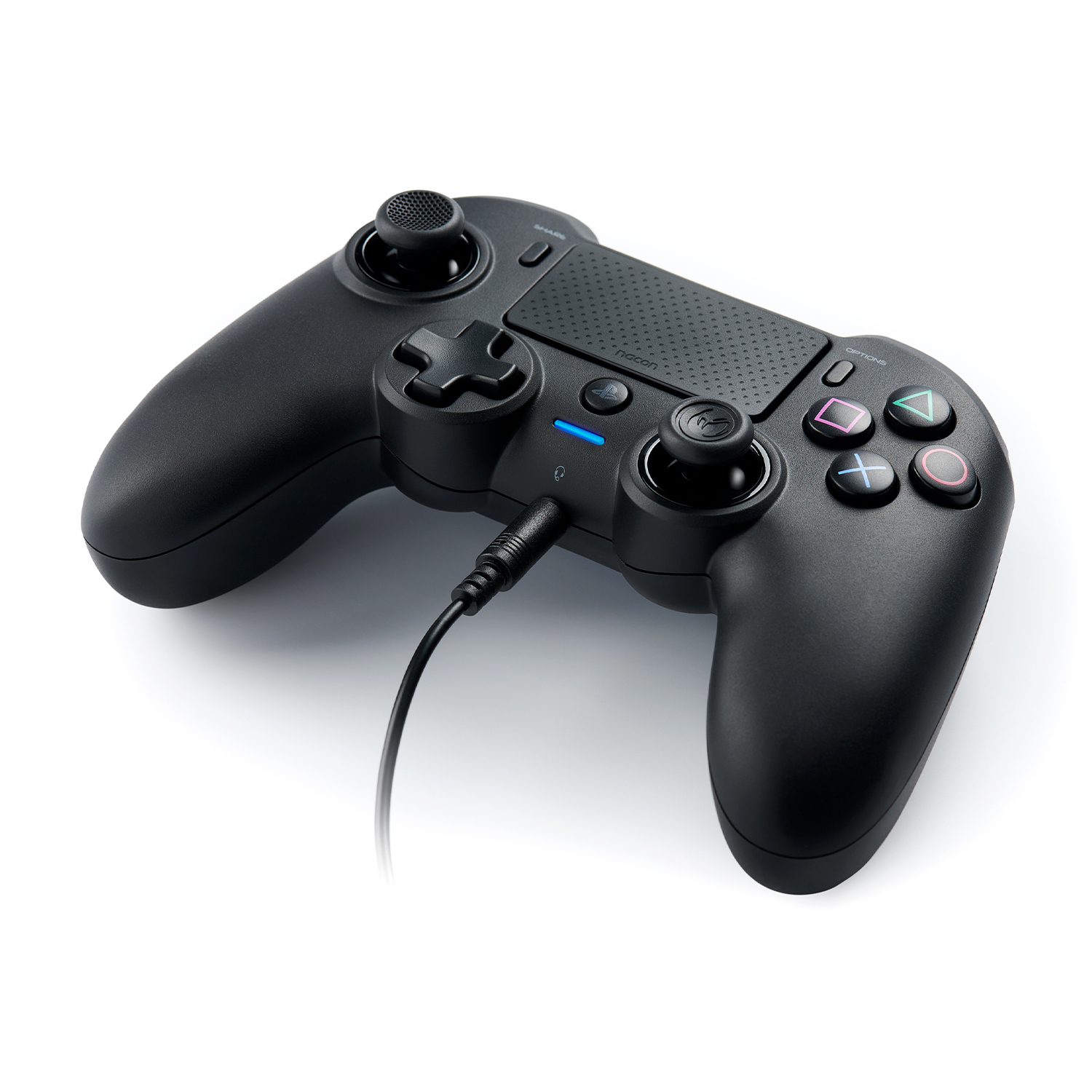 Gamepad nero con pulsanti, D-pad e porta di ricarica.