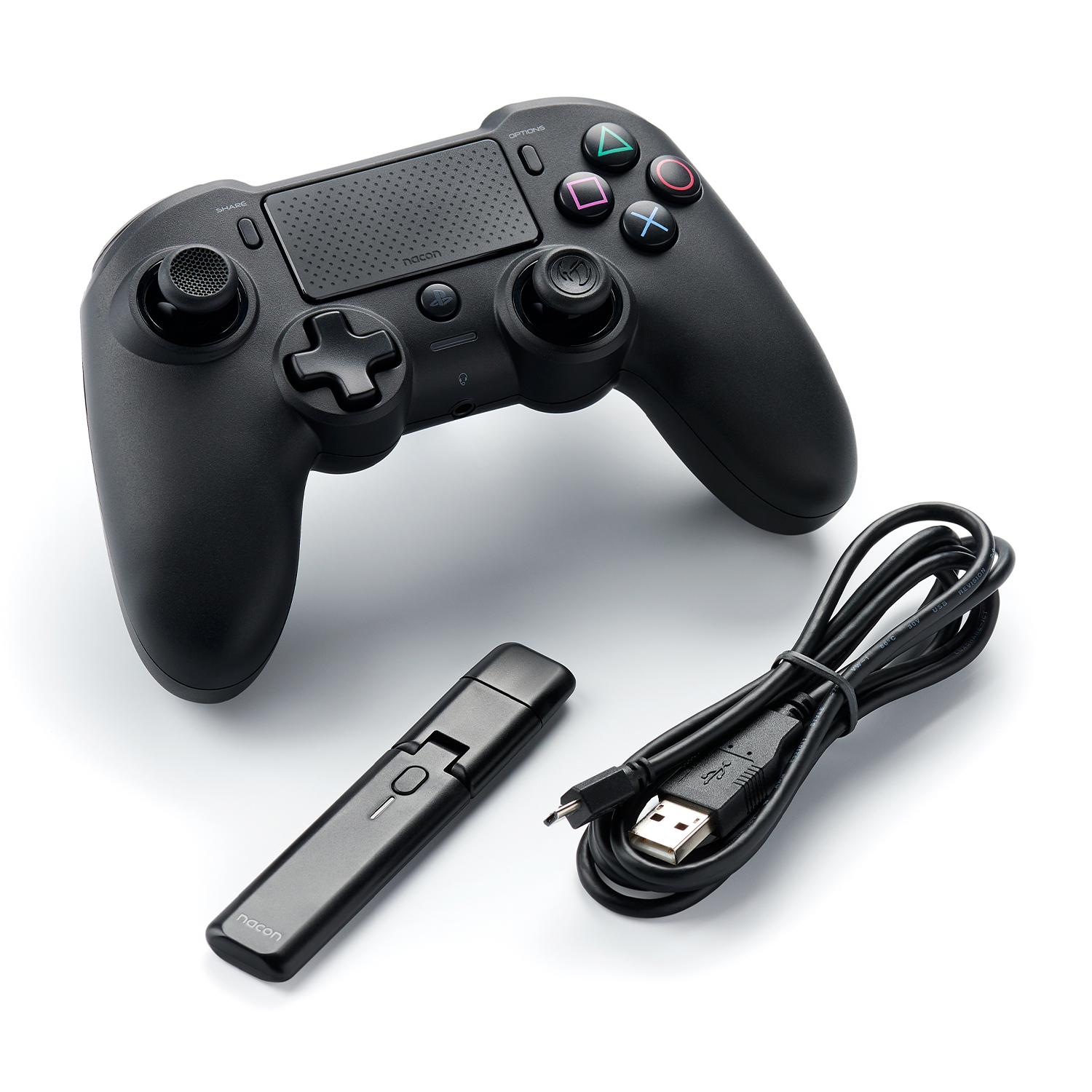 Controller di gioco nero, cavo di ricarica e piccolo ricevitore nero. Tutto su sfondo bianco.