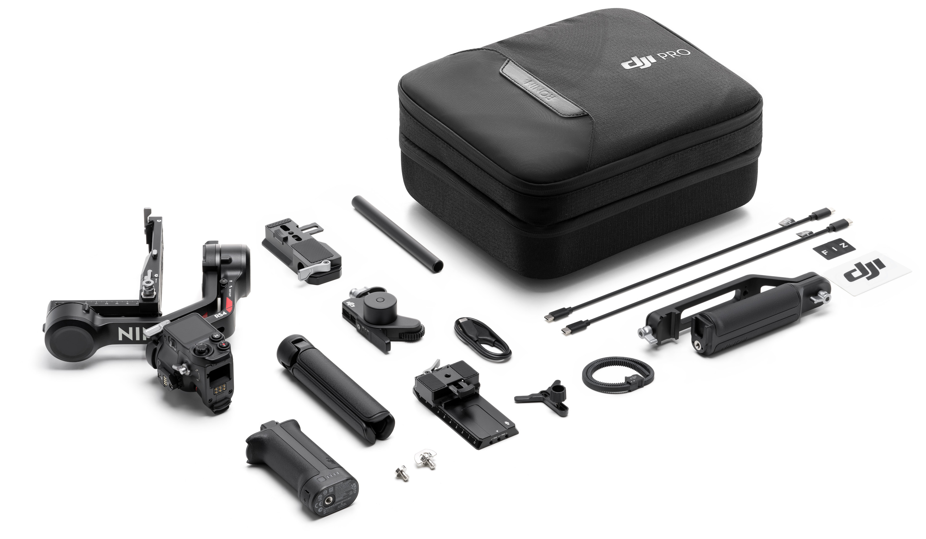 Wiele urządzeń stabilizujących kamerę z torbą transportową i kablami.