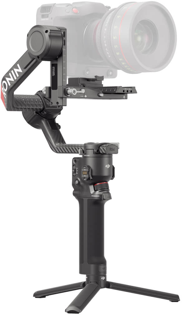 DJI Ronin RS4 Gimbal. Oben ist eine Kamera befestigt. Das Gimbal ist schwarz und hat ein kleines Stativ.