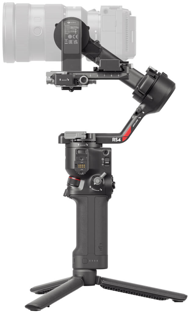 Ein schwarzer Kamerastabilisator auf einem Stativ. Eine Kamera ist auf dem Stabilisator montiert.