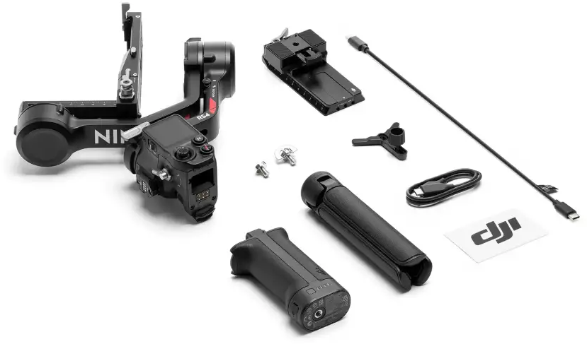 Schwarzer Kamera-Gimbal und Zubehör auf weißem Hintergrund.