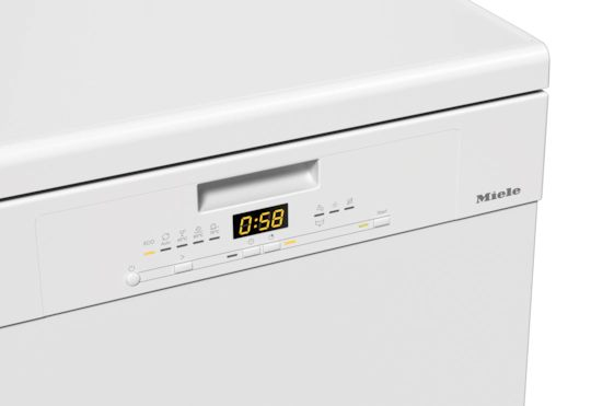 Panel de control de lavavajillas blanco con pantalla que muestra 0:58. Varios botones de función visibles.