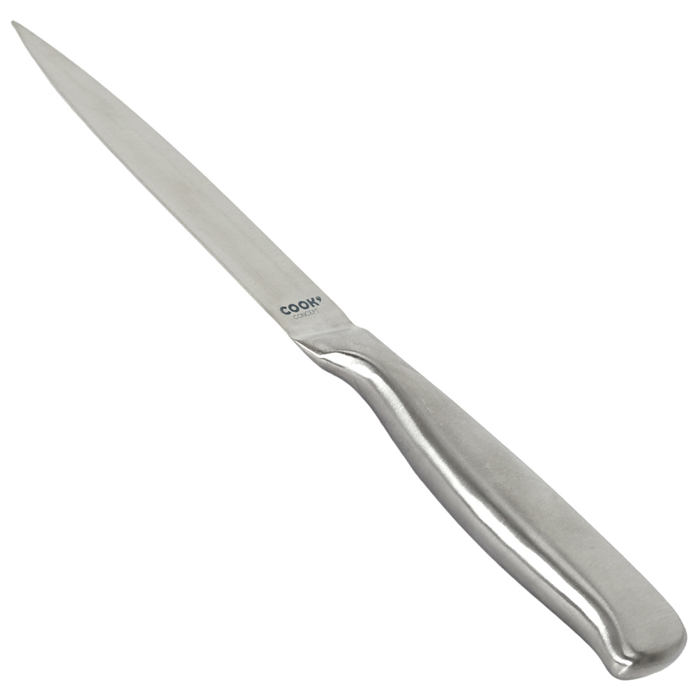 Cuchillo de chef de acero inoxidable sobre fondo blanco, vista en ángulo.
