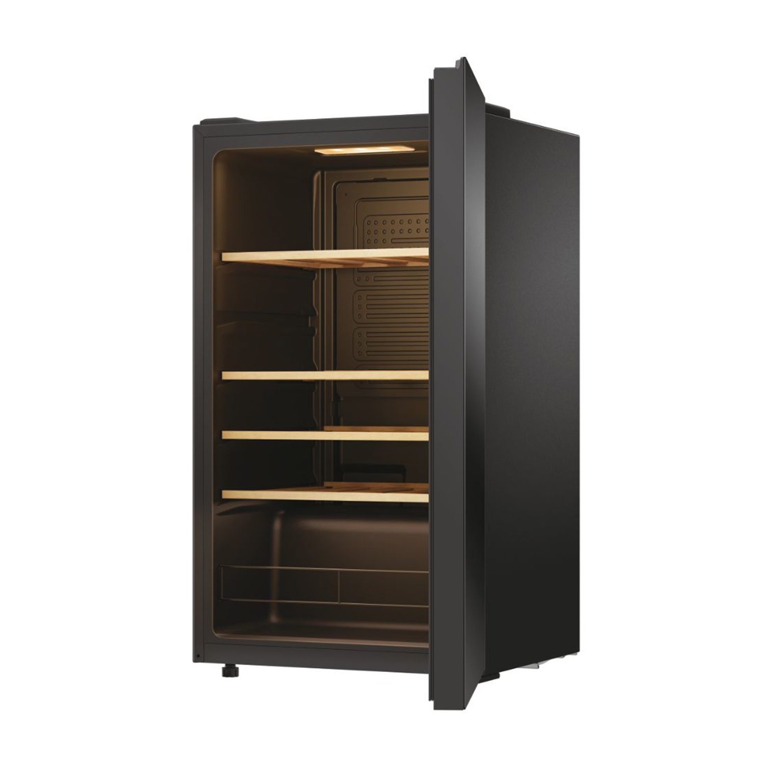 Un refrigeratore per vino nero con la porta aperta, che mostra ripiani in legno all'interno.