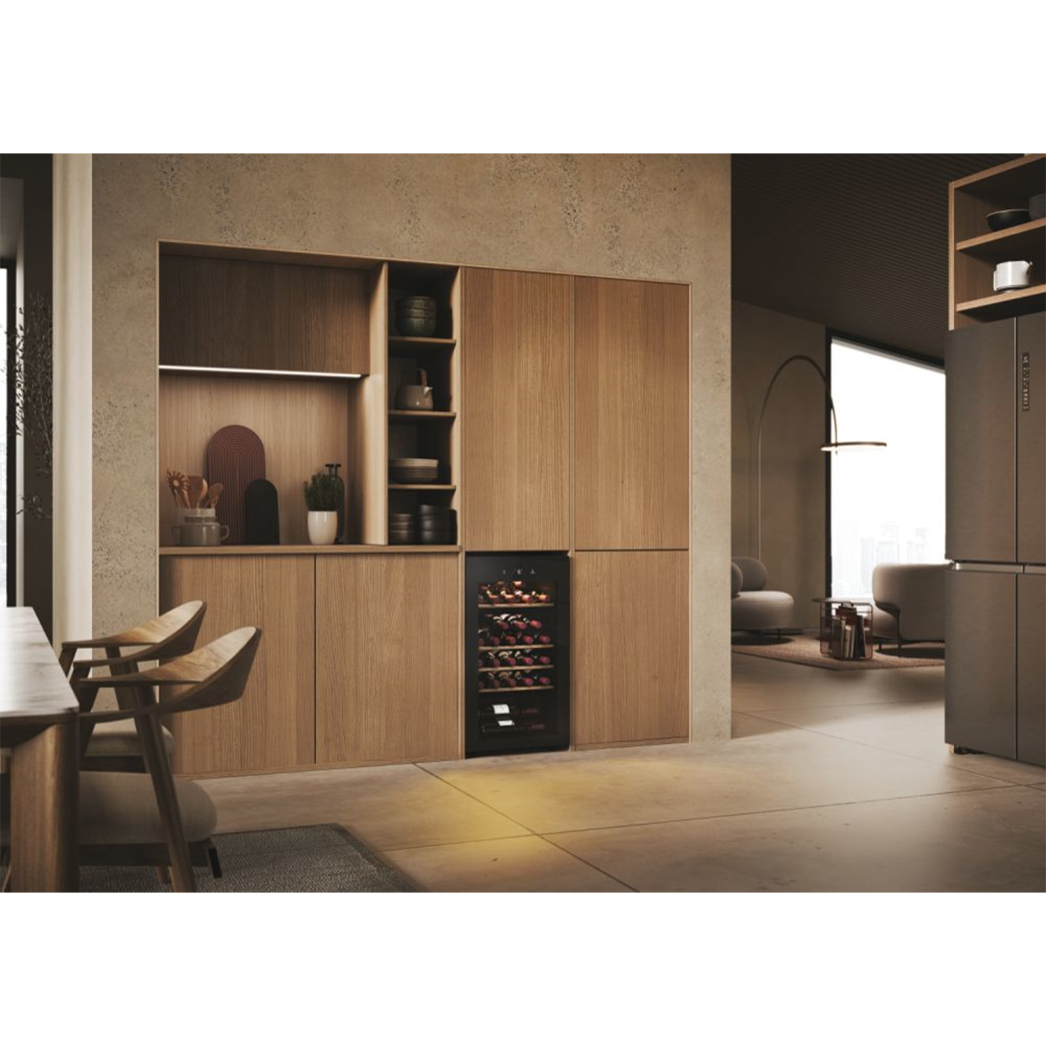 Cantina con frigorifero, mobili e sedie in legno. Muri e pavimento beige.