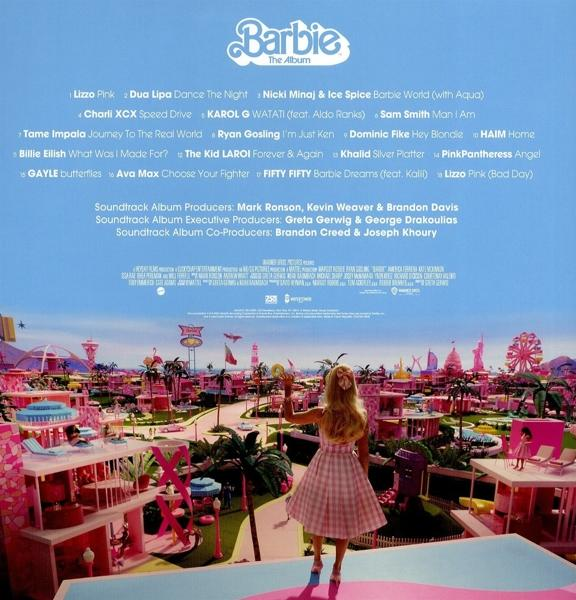 'Barbie The Album' albumborító, Barbie-val, rózsaszín épületekkel és a dalok címeivel.