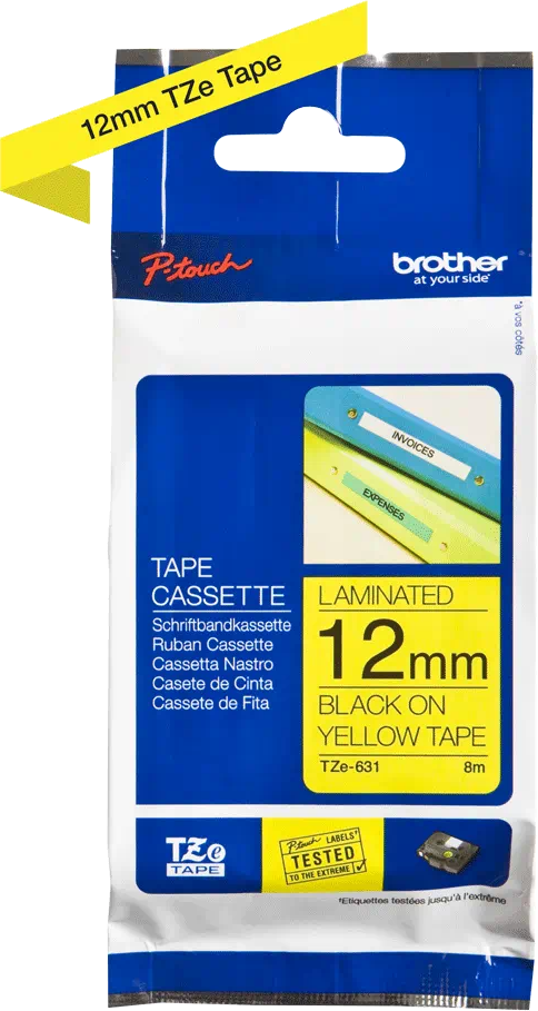 Une cartouche de ruban pour étiqueteuse dans un emballage. Le ruban est noir sur jaune.