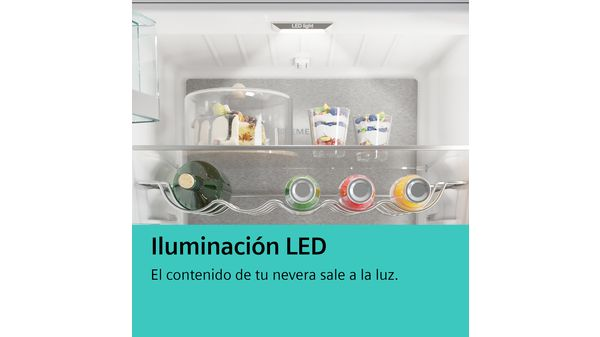 Dentro de una nevera, comida en estantes con iluminación LED. Texto: 'Iluminación LED'.