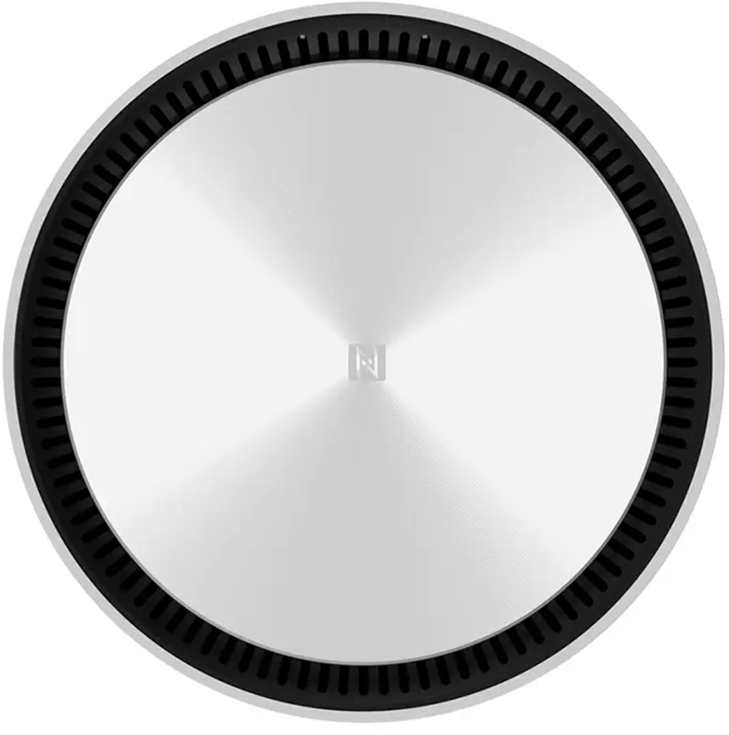 Un appareil argenté, circulaire, avec un bord noir. Le centre a un petit symbole 'N'.